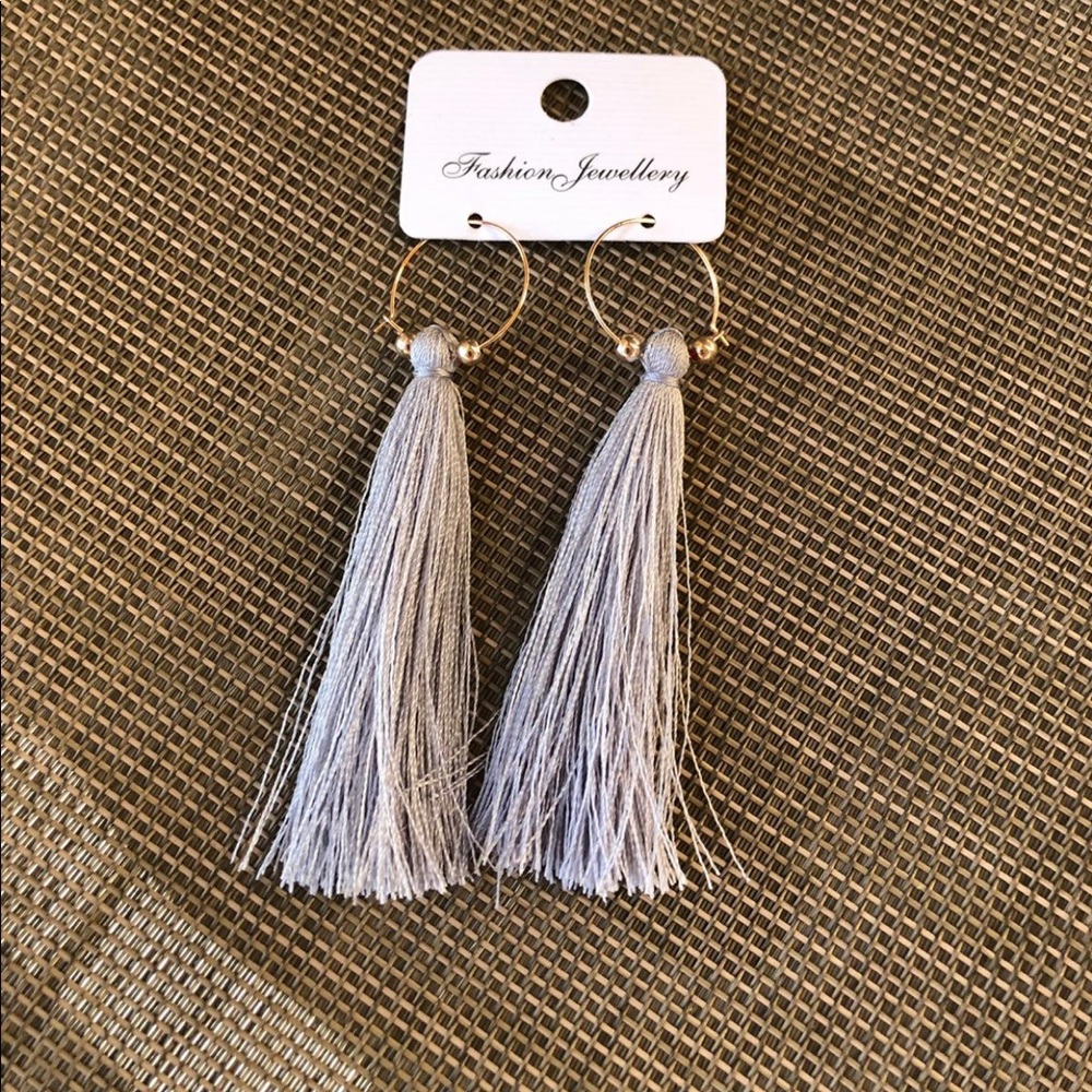 GRAY TASSELED EARRINGS